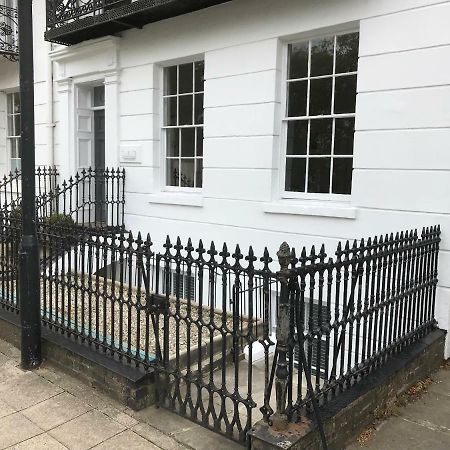 The Apartment, Lower Ground Floor, Clarendon Place 利明顿 外观 照片